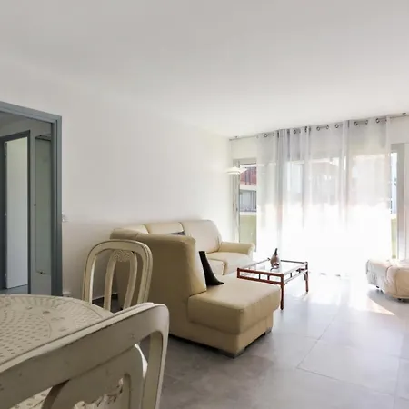 Charming 1br With Ac And Terrace Near Juan Les Pins Train Station - Welkeys Appartement