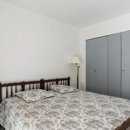 Charming 1br With Ac And Terrace Near Juan Les Pins Train Station - Welkeys Appartement Antibes
