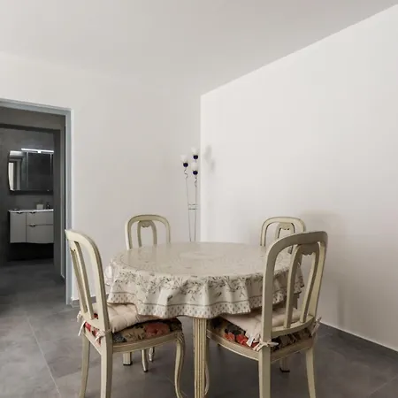 Appartement Charming 1br With Ac And Terrace Near Juan Les Pins Train Station - Welkeys *